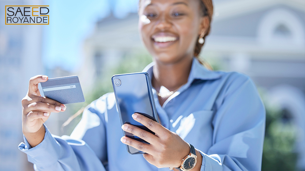 زنی با کارت اعتباری و تلفن برای امور مالی