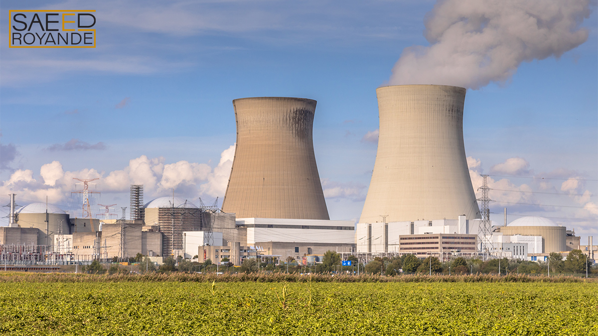 Nuclear power plant with cooling towers