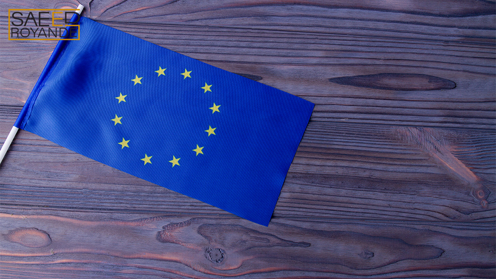 رچم آبی اتحادیه اروپا روی میز چوبی خاکستری